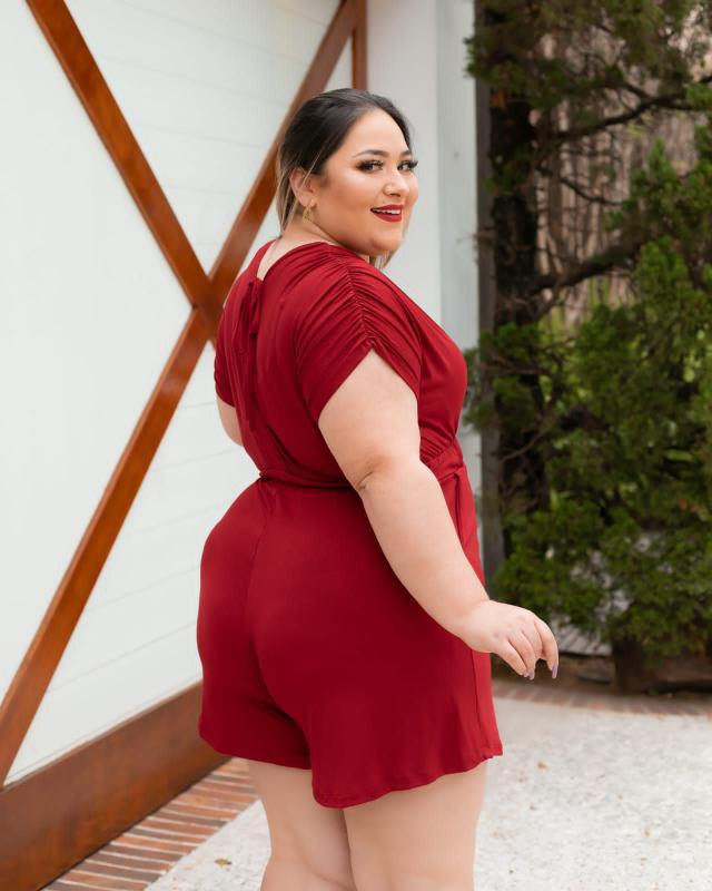 Macaquinho Plus Size Decote em V com Bolso - luh may - Outros Moda
